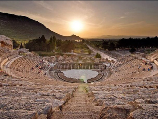 Ephesus có gì đặc biệt? 5 điểm không thể bỏ lỡ khi tham quan thành cổ Ephesus 11 nha hat lon Ephesus